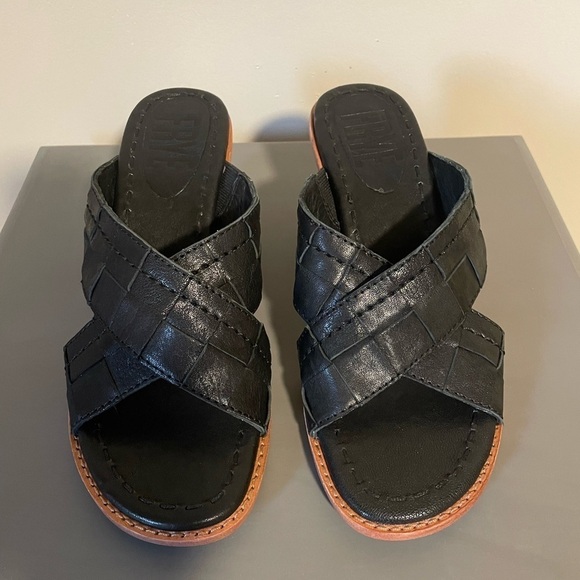 Frye Estelle Woven crisscross sandal size 6, Black level with block heel - Picture 1 of 11